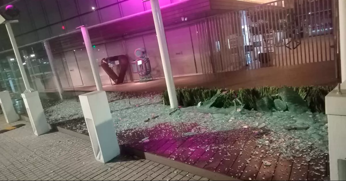 Encapuchados vandalizan sede del INAI en CDMX