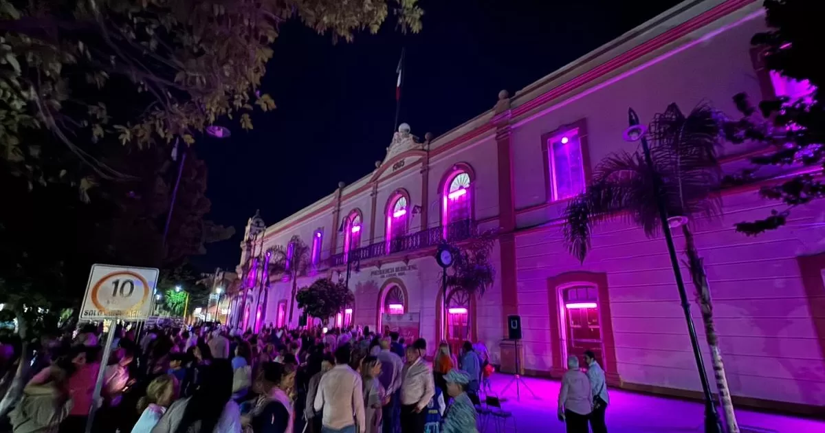Fue el alcalde de la ciudad, Homero Martínez, quien durante ayer martes por la noche protagonizó el encendido de los principales edificios con luz rosa, esto como forma de conmemoración al Día Mundial contra el Cáncer de Mama.