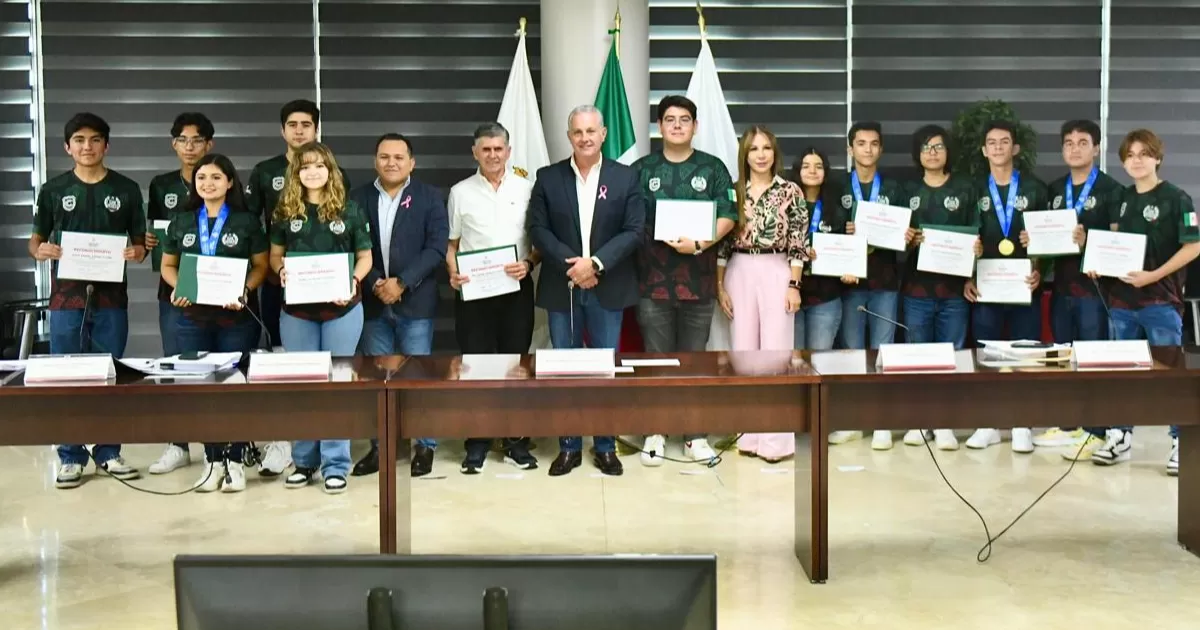 Cabildo reconoce a la Selección Nacional de Robótica del Colegio Cervantes