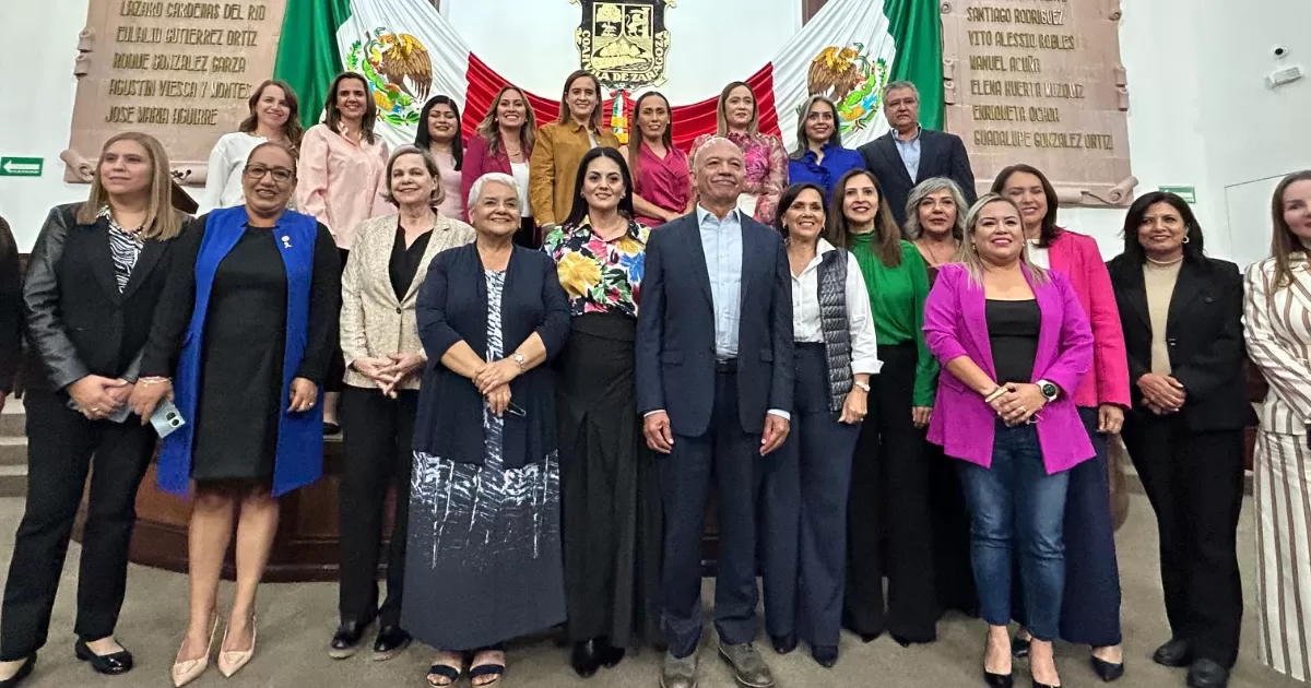 A nombre del titular del Ejecutivo Estatal, el Secretario de Gobierno, Óscar Pimentel González, entregó el documento ante la Presidenta de la Junta de Gobierno del Congreso del Estado, diputada Luz Elena Morales Núñez.