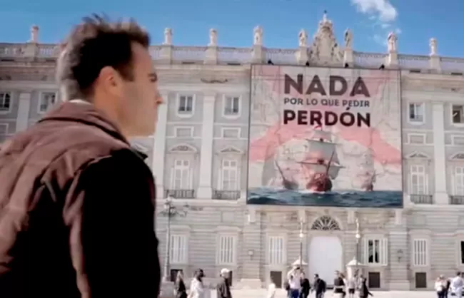 En grandes letras, los espaÃ±oles leyeron â€œNada por lo que pedir perdÃ³nâ€, un mensaje en contra de las peticiones de disculpas realizadas por MÃ©xico