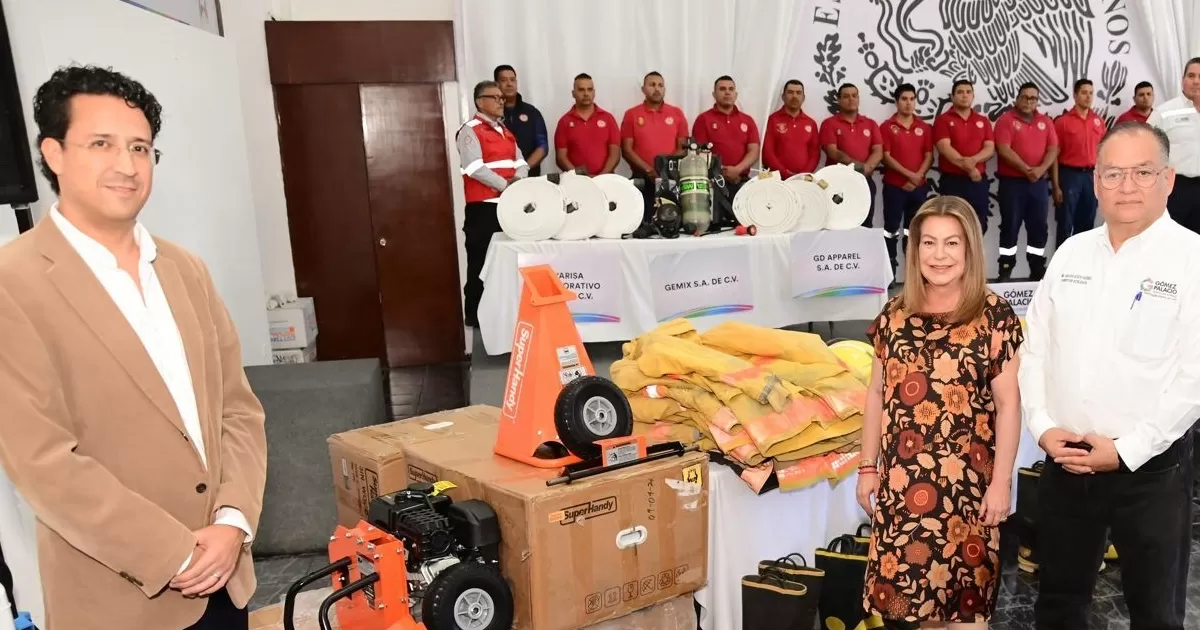 En el evento realizado en el Auditorio Benito Juárez de la Presidencia Municipal, presidido por la alcaldesa Leticia Herrera, los representantes de diversas empresas entregaron herramientas y equipos a través de las cuales los bomberos gomezpalatinos podrán desempeñar su labor de manera más segura y eficiente.