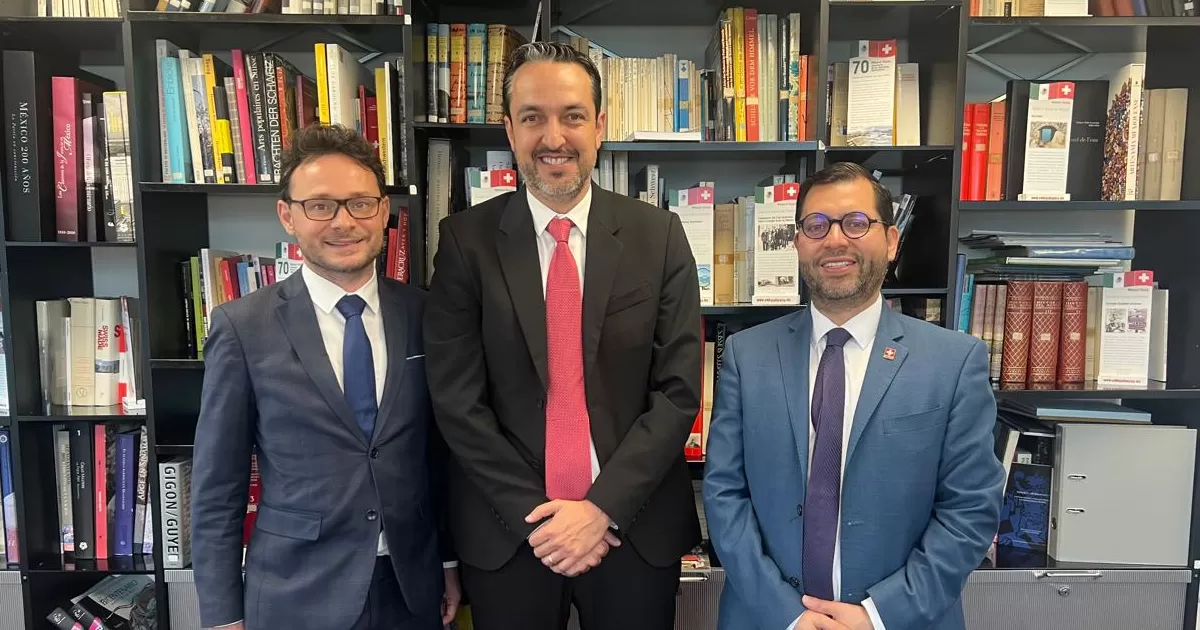 Dijo que en primer lugar, se reunió con Rafael McCadden, director industrial de la empresa internacional Colliers, la cual explicó, juega un papel fundamental como bróker en la atracción de inversiones y gestión de proyectos que pretenden instalar o ampliar operaciones en México.