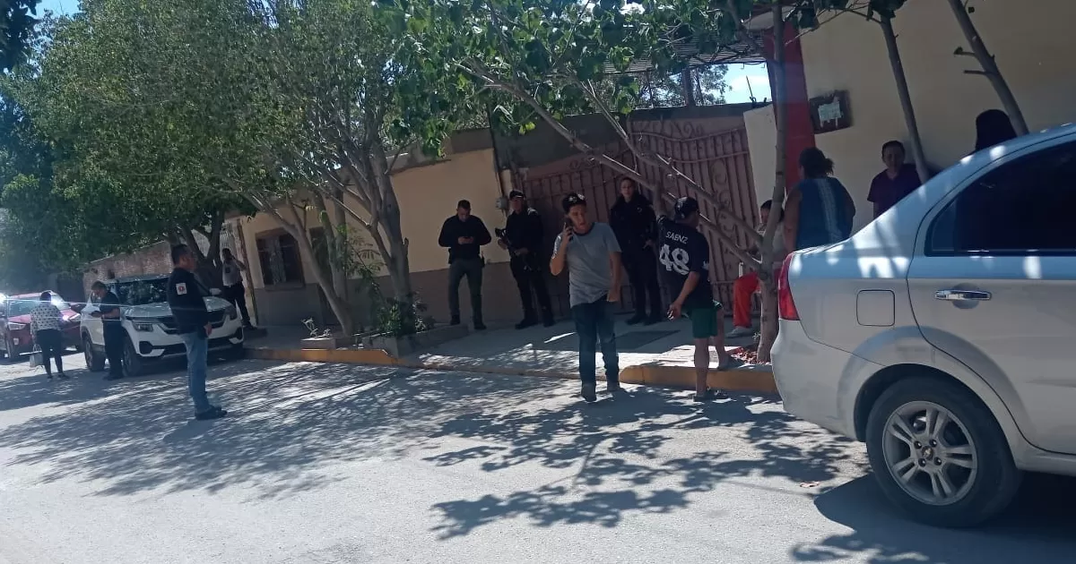 Los hechos se reportaron vía el 911, cuando vecinos informaron que había una casa del sector envuelta en llamas y con personas posiblemente atrapadas; hasta ahí se trasladaron elementos de Protección Civil y Bomberos del municipio, quienes al llegar ubicaron el sitio ya sin fuego y con rastros de siniestro.