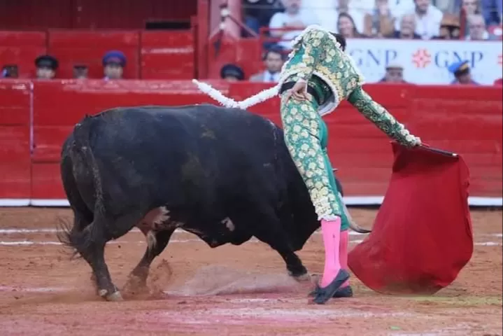 El coso de la Ciudad de MÃ©xico viviÃ³ una gran fiesta con el regreso de las corridas de toros, a pesar de que no hubo un triunfador entre Joselito Adame, Diego Silveti y Roca Rey.