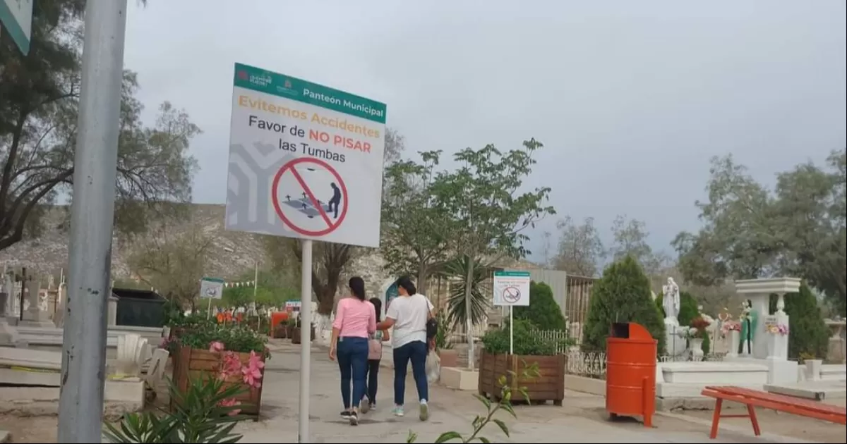 Al igual que en años anteriores, la recomendación a quienes asistan a los diferentes campos santos es llevar agua embotellada y que no tomen de las llaves, ya que no esa agua potable.