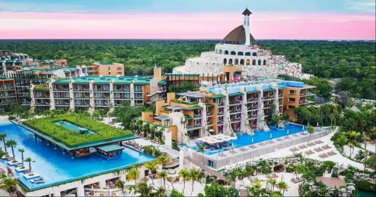 El hotel dispondrá de 16 albercas, de las cuales 4 serán rooftops. Además, para ofrecer una experiencia aún más divertida, se instalarán 5 toboganes diseñados para el disfrute de toda la familia.