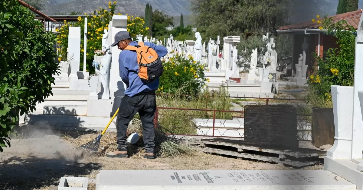 Intensifican limpieza en panteón de Lerdo rumbo al Día de Muertos