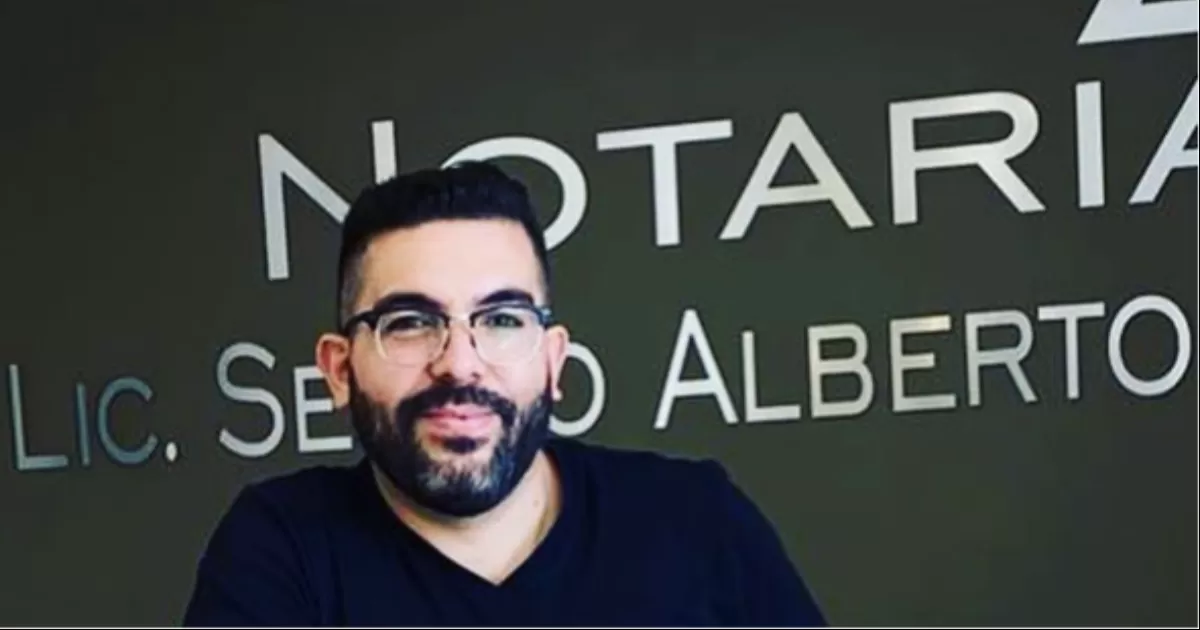 Las personas que tengan trámites pendientes con el notario Sergio Mier, deberán continuarlos con el licenciado Armando Javier Prado Delgado