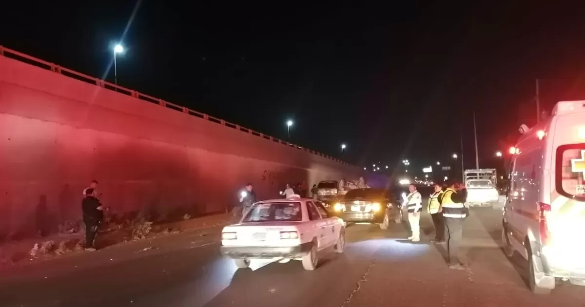 Camioneta cae de paso elevado en Lerdo, quedan varios lesionados