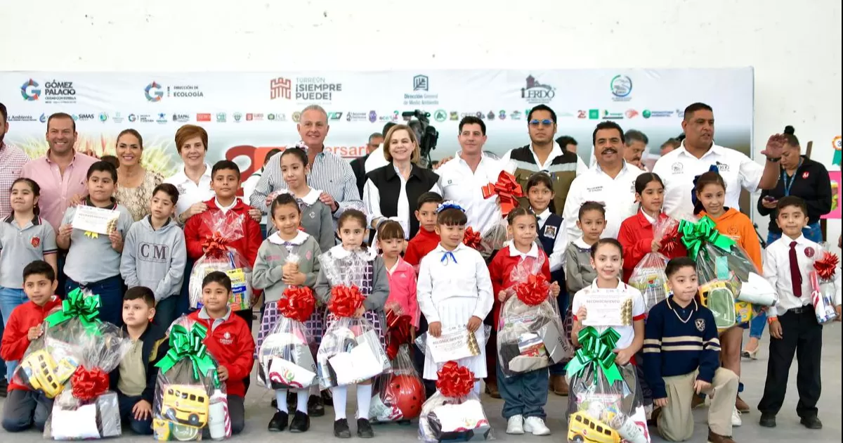 El Presidente Municipal de Torreón, felicitó a los alumnos que presentaron sus dibujos alusivos al desierto chihuahuense y los exhortó a seguir construyendo sus sueños a través del estudio y competencias.