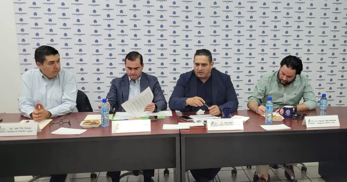 Los empresarios dialogaron sobre el tipo de estrategias que se seguirán en el 2025 para la atracción de inversiones a la región, así como los planes de mejora y conectividad que van a impactar en el sector empresarial, resaltando en este tema la necesidad de fortalecer la infraestructura industrial de la Laguna.