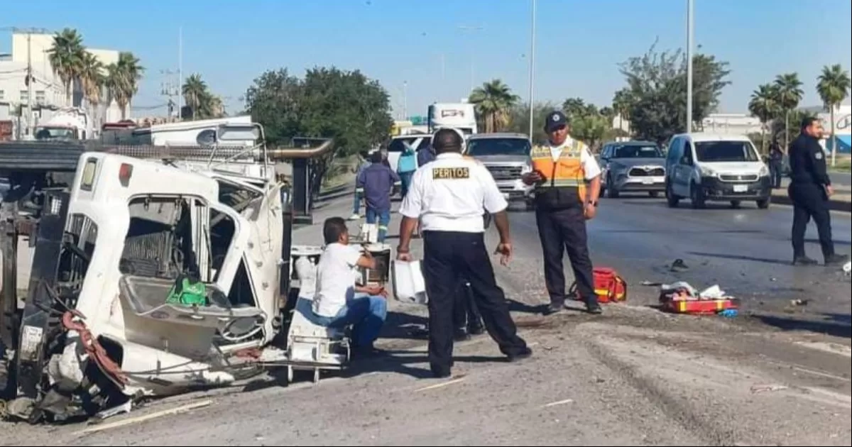Grúa choca a cinco vehículos en el periférico de Torreón, deja lesionados y destrucción