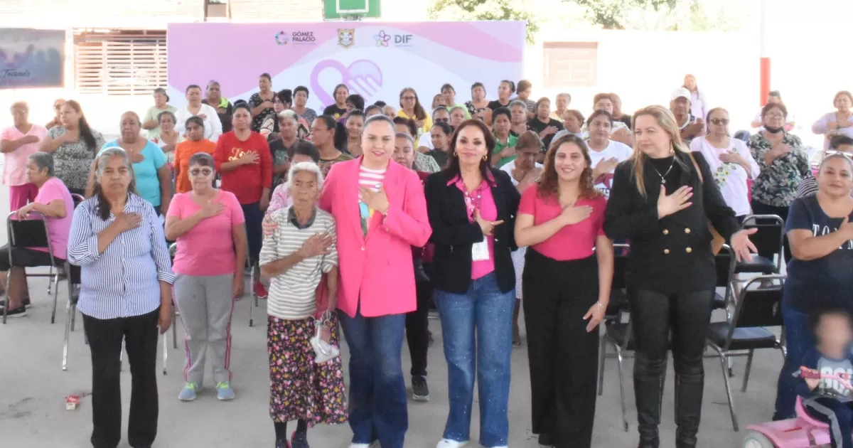 Brenda Calderón Carrete, directora del DIF, mencionó que, en este Mes Rosa y durante todo el año, es importante llevar a las mujeres del medio rural el mensaje sobre la importancia de la autoexploración para la detección temprana del cáncer, un factor que representa una alta posibilidad de vencer esta enfermedad.