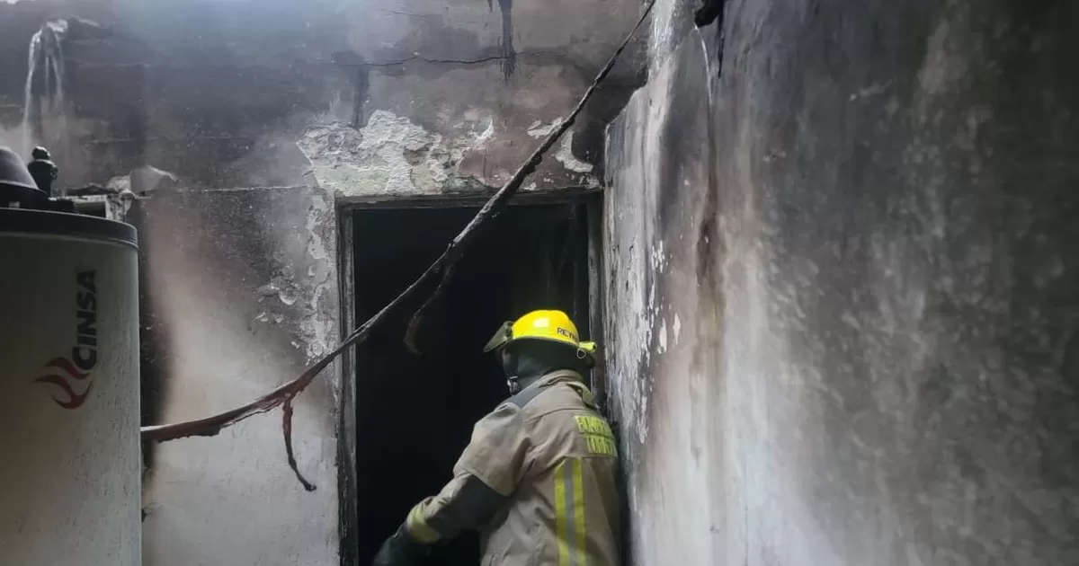 Los hechos se reportaron por la mañana de este miércoles en la avenida Aldama y su cruce con la calle Juan Pablos, cuando vecinos notaron humo saliendo de la planta alta de la vivienda; de inmediato se pidió el apoyo de elementos de rescate y autoridades.