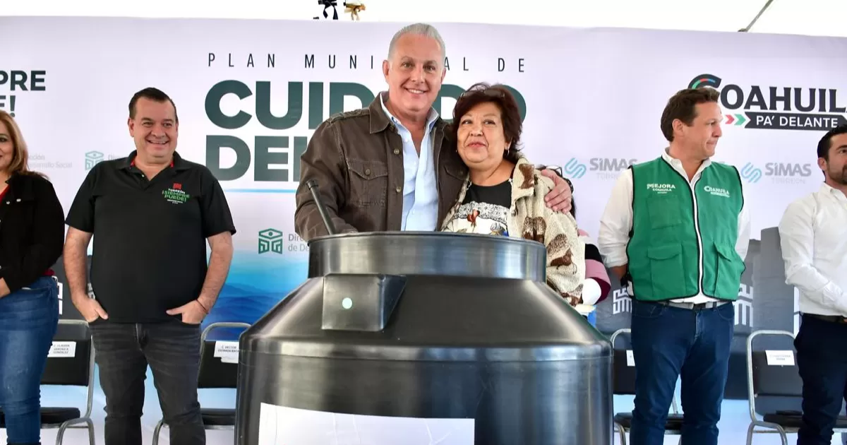Entregan  tinacos y anuncian nuevo pozo de agua en la colonia Loma Real