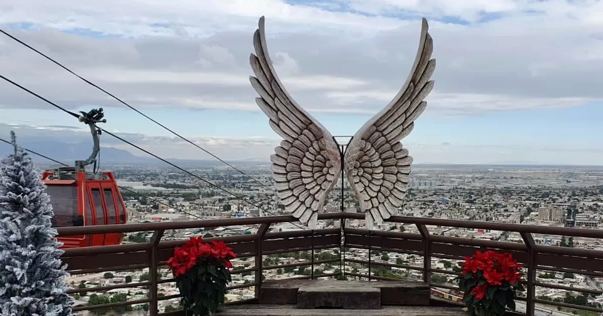 Verónica Soto Díaz, directora del sitio turístico, informó que Navidad en Puerto Noas consiste en 10 villas y una capilla, decoradas con los tradicionales colores y objetos alusivos a la festividad.