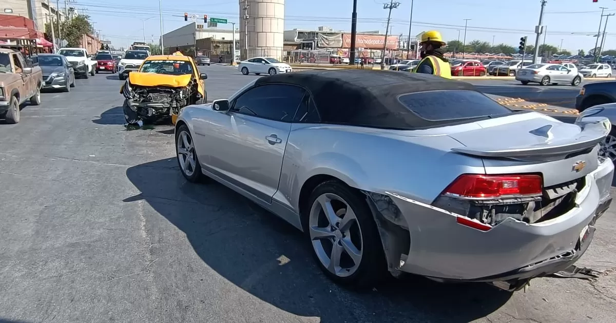 Camaro y taxi chocan en Torreón, dejan daños cuantiosos
