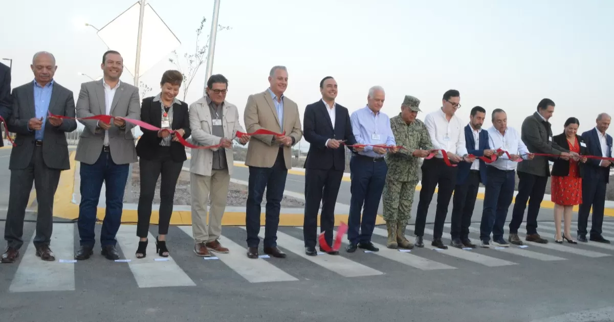 Los trabajos de construcción y urbanización en el bulevar Torreón Norte, facilitan el acceso a Costco y benefician la movilidad en esta zona de la ciudad.