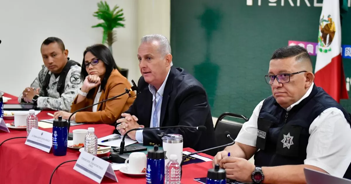 El Presidente Municipal destacó las acciones previas que se ejecutaron para socializar las diferentes vías de acceso al centro comercial, así como la labor de señalización y ajustes en la semaforización coordinada entre Tránsito y Vialidad con el Sistema Integral de Mantenimiento Vial.