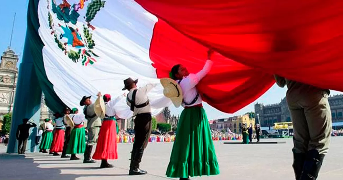 El desfile comienza en el Monumento a la RevoluciÃ³n y recorre el Paseo de la Reforma, culminando en el ZÃ³calo de la Ciudad de MÃ©xico.