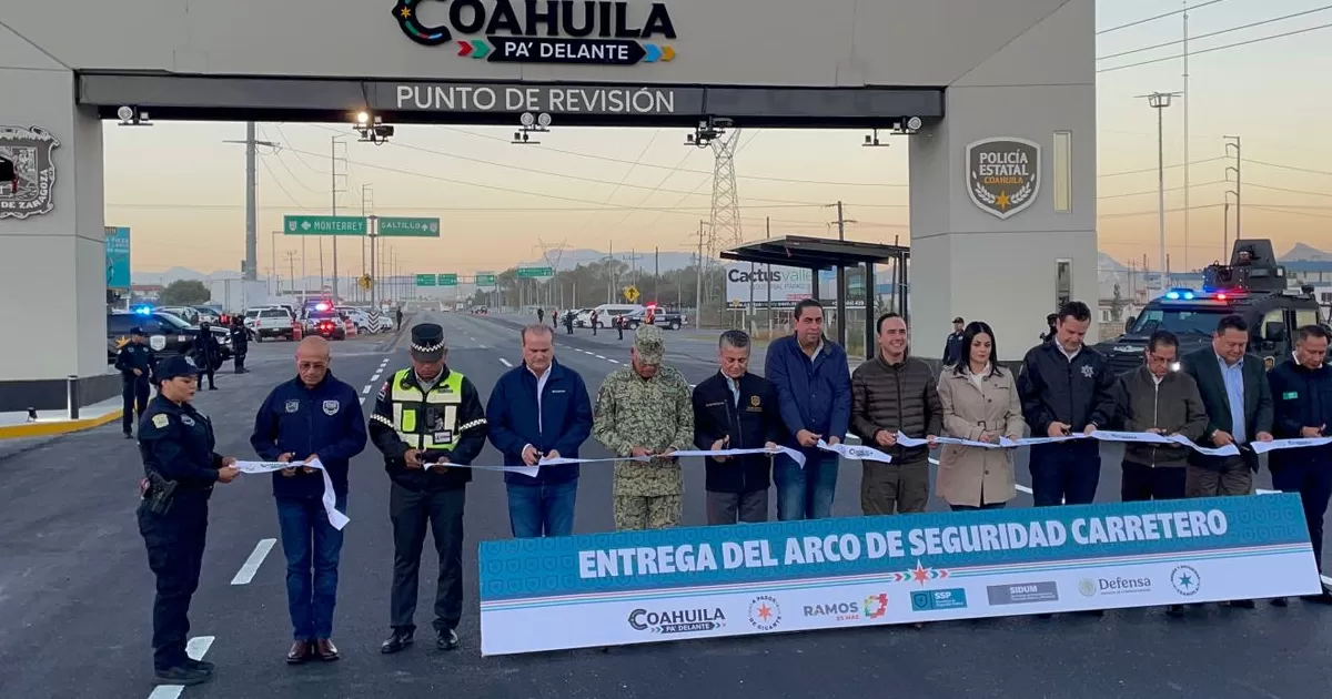 Inaugura Manolo Jiménez Salinas el primer arco de seguridad estatal en Ramos Arizpe