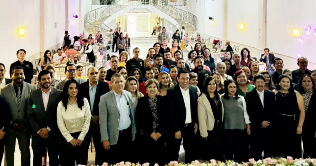 La secretaria general del sindicato, Adriana Flores Pérez, tomó la protesta al nuevo Comité y a su secretaria en la Región Laguna, Patricia Salinas Vega, al tiempo que agradeció a los trabajadores de la Laguna todo su apoyo para su propuesta sindical.