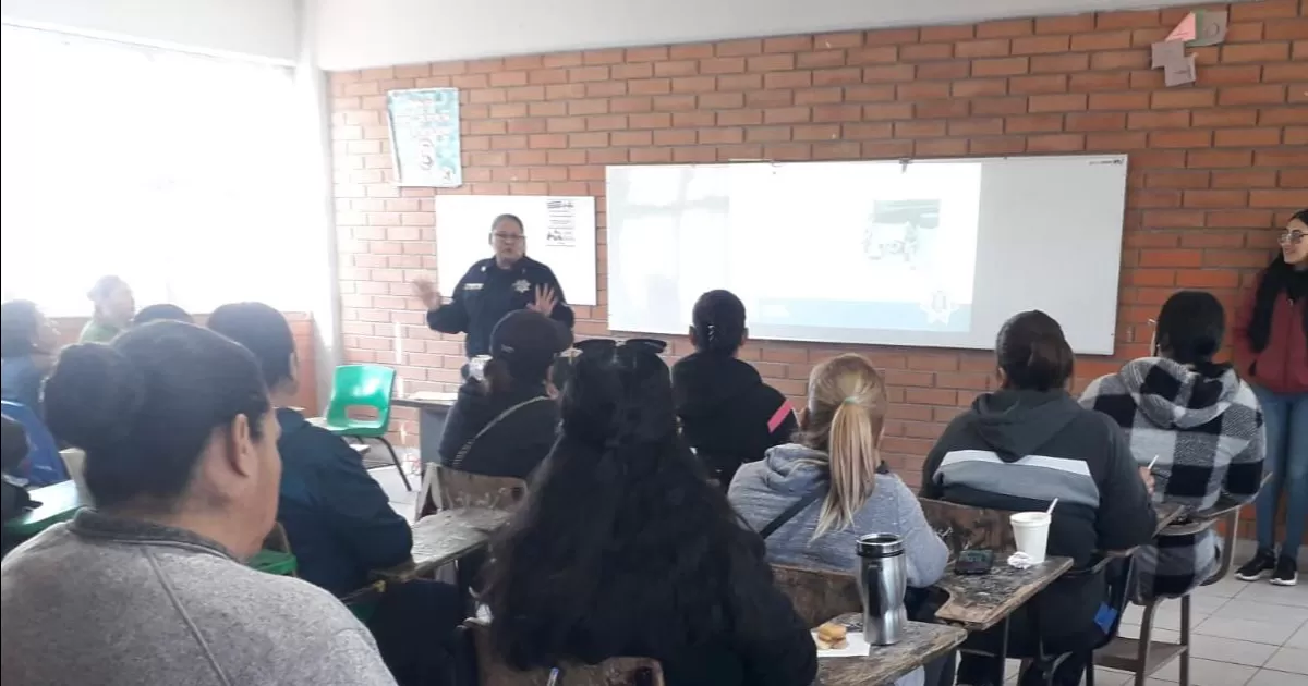 Policía de Torreón imparte plática a padres de familia sobre omisión de cuidados