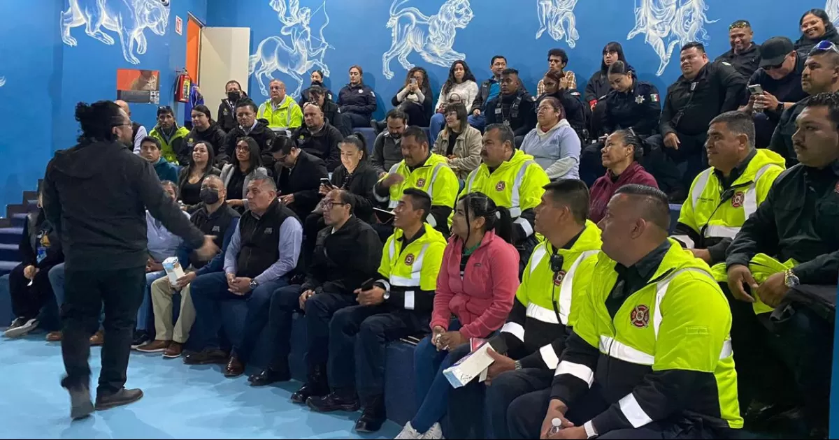 Capacitan a personal municipal sobre avistamiento de eclipse de sol
