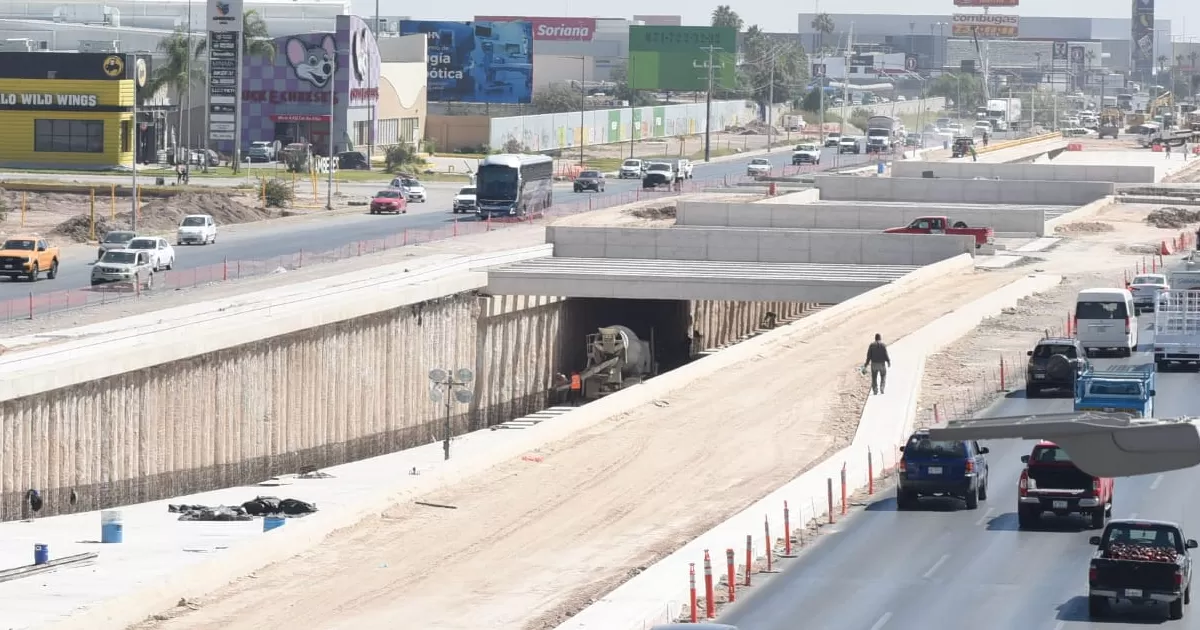 Juan Adolfo Von Bertrab, director de Obras Públicas informó que actualmente se trabaja en la pintura de los carriles laterales y se está colocando la señalética de la obra para que el lunes entre en funcionamiento el viaducto.