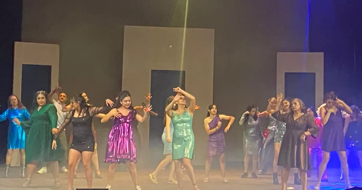 El Isauro MartÃ­nez se llenÃ³ de la vibra setentera disco al estilo de ABBA, con la obra de teatro al estilo de "MAMMA MIA".