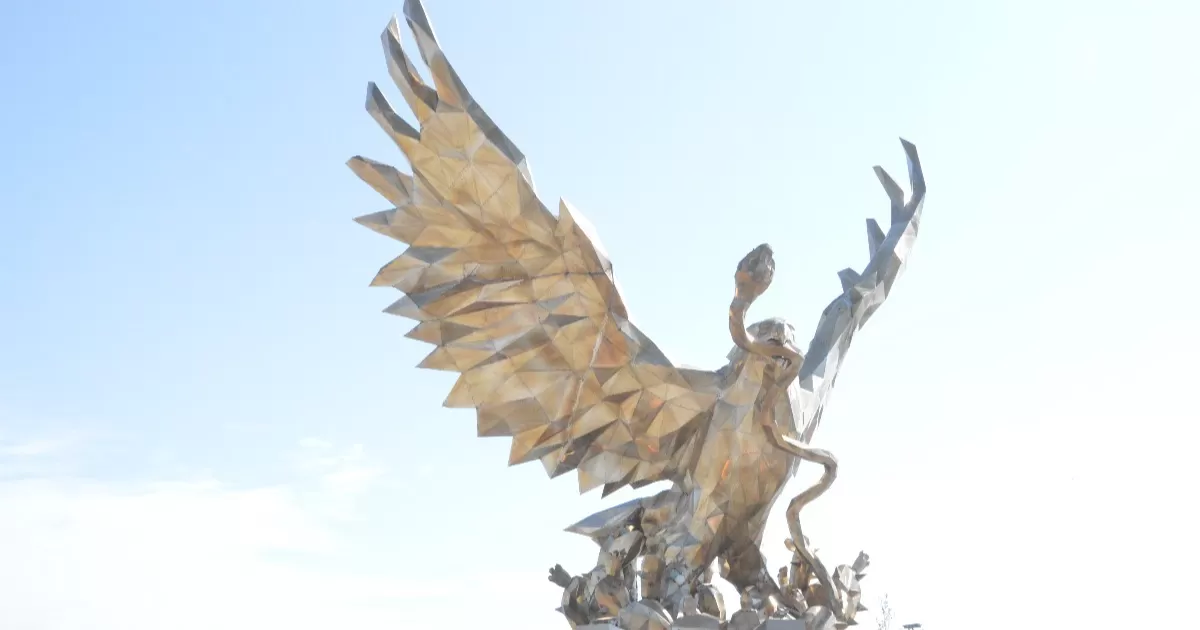 De acuerdo con su creador Gerardo Mauricio Núñez, la escultura mide once metros en su totalidad y es de acero inoxidable.