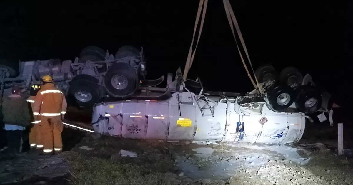 Vuelca pipa cargada con 32 mil litros de gasolina en la Laguna, rescatistas evitan tragedia