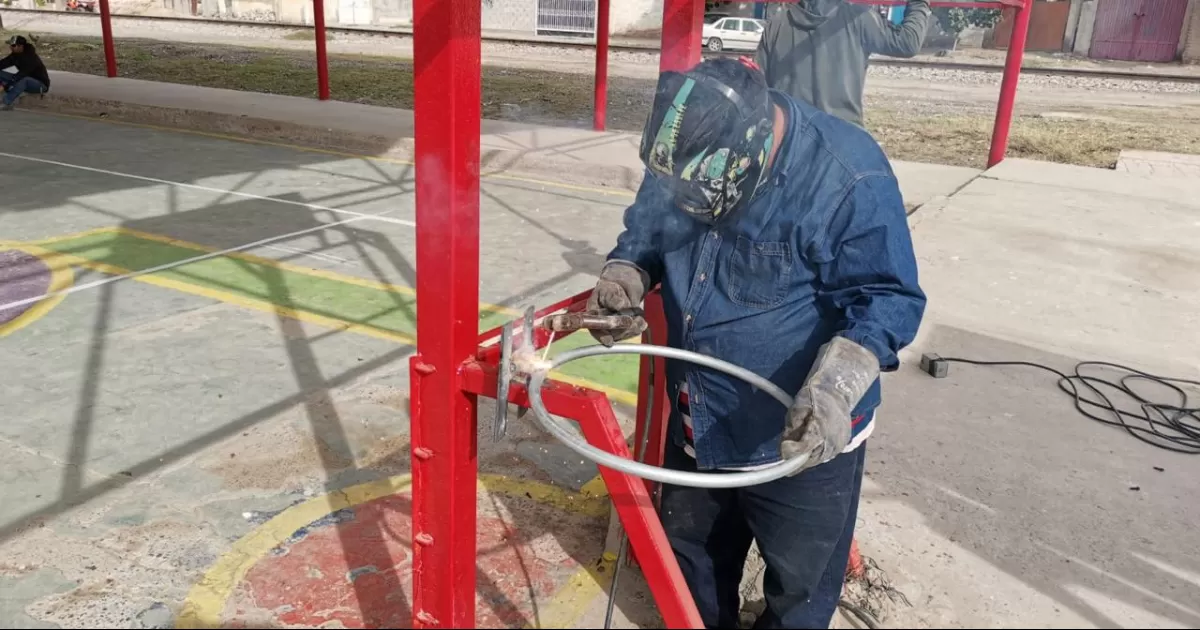 Realizan mantenimiento a espacios deportivos del municipio