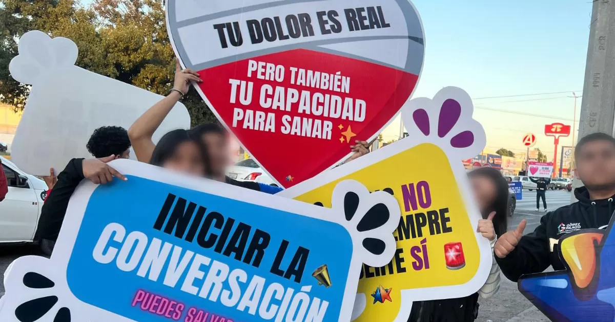 Durante estas intervenciones, se distribuyen trípticos y se exhiben carteles con mensajes que buscan disuadir a las personas de tomar decisiones con consecuencias fatales