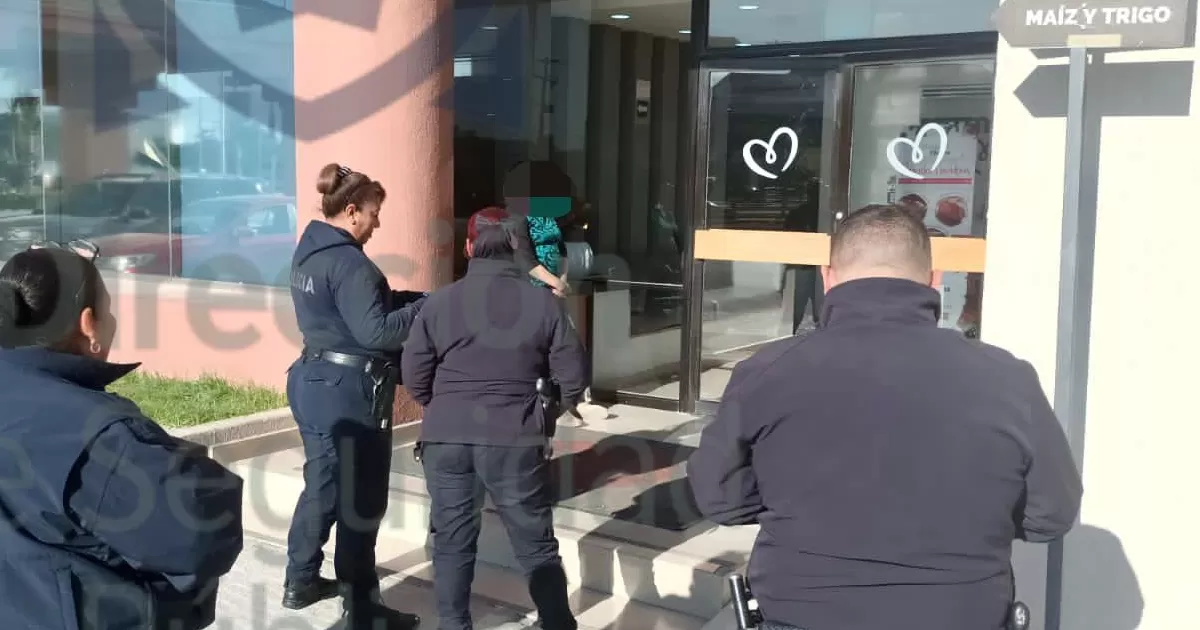 Policía de Torreón resguarda a menor con reporte de extravío
