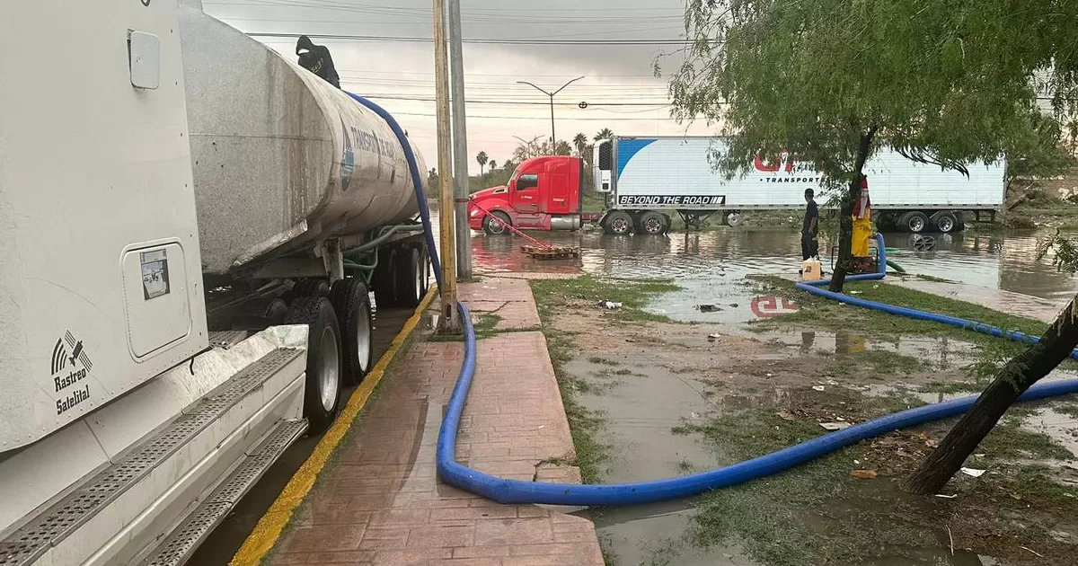 Autoridades municipales continuarÃ¡n durante la noche con los trabajos de desagÃ¼e de vialidades