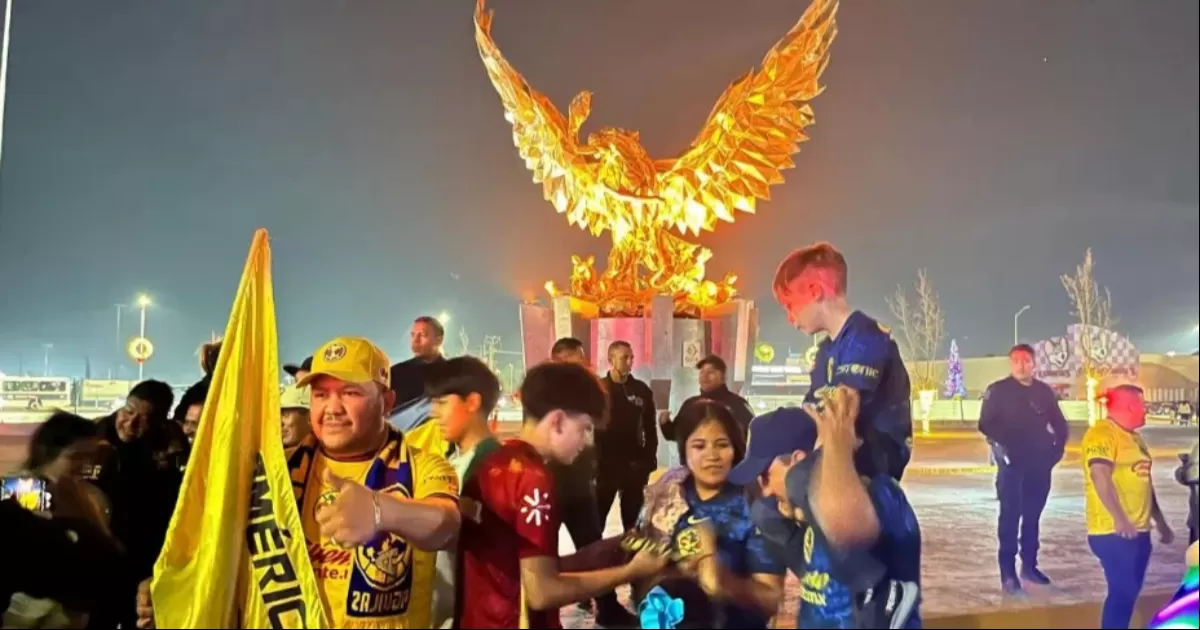 Aficionados del América se dieron cita en el monumento "Torreón siempre libre" para festejar el título azulcrema