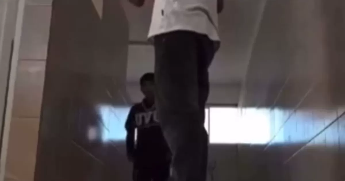 El hecho sucedió en los baños de la secundaria federal Venustiano Carranza, ubicada en la colonia articulo 123.