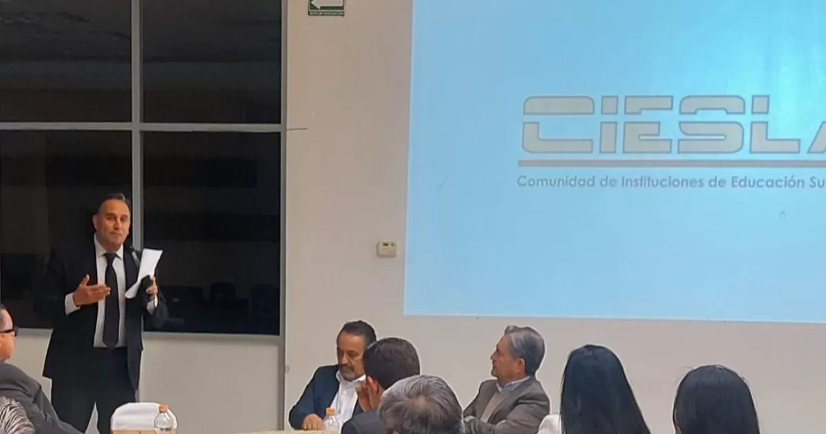 Toman protesta a la nueva Mesa Directiva del CIESLAG encabezada por Carlos Gerardo Landeros Araujo