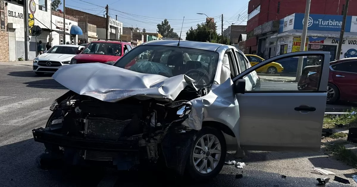Choca vehículo nuevo en Torreón, fue pérdida total
