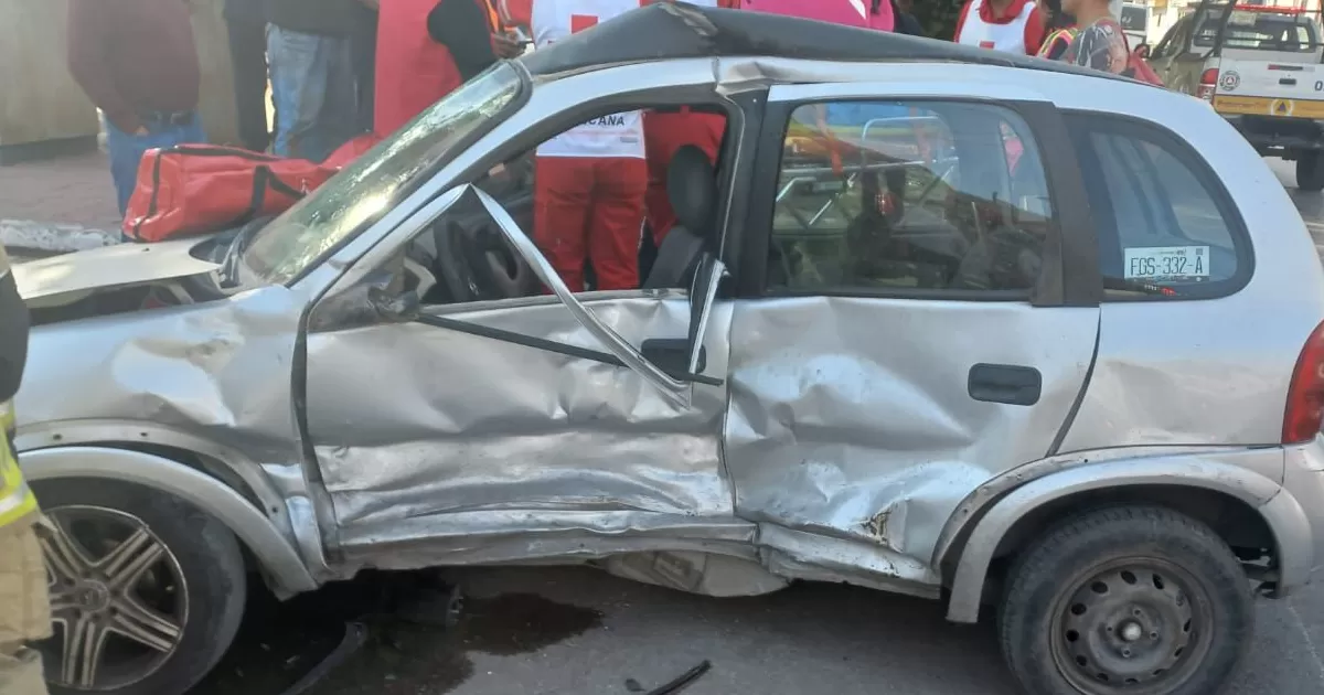 Conductora quedó prensada al interior del vehículo al poniente de Torreón.