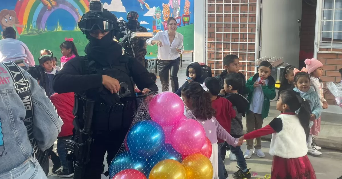 Policías estatales festejan con posada a niños de escasos de recursos