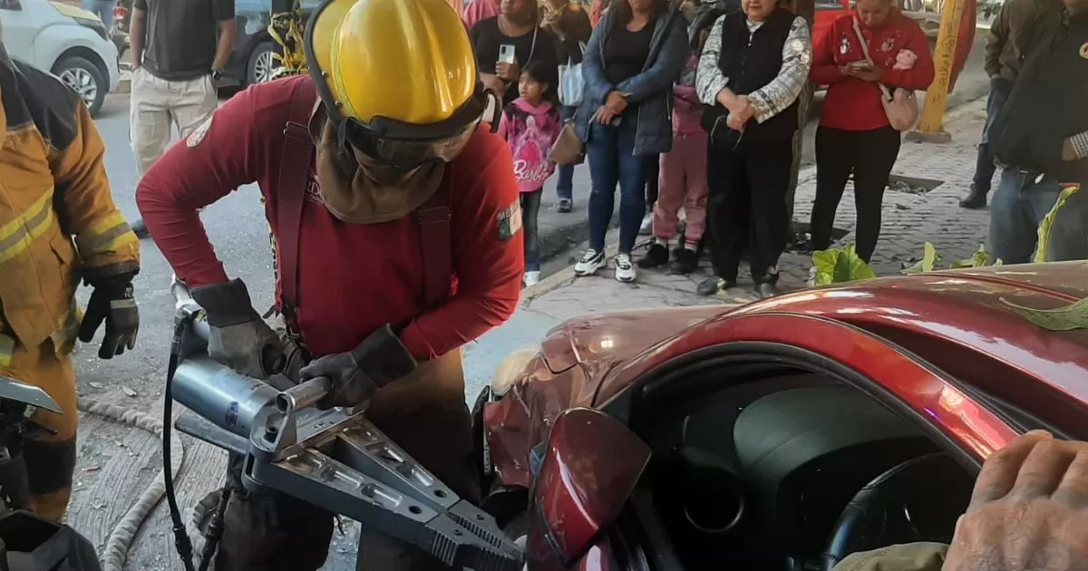 Accidente vial en Lerdo registra conductora prensada al interior de auto