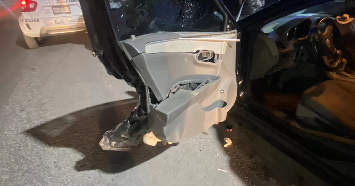 Abre la puerta de auto y provoca aparatoso accidente en Gómez Palacio