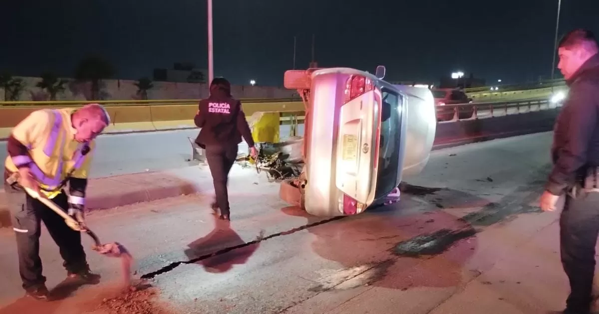 Abandonan auto tras aparatosa volcadura en Torreón