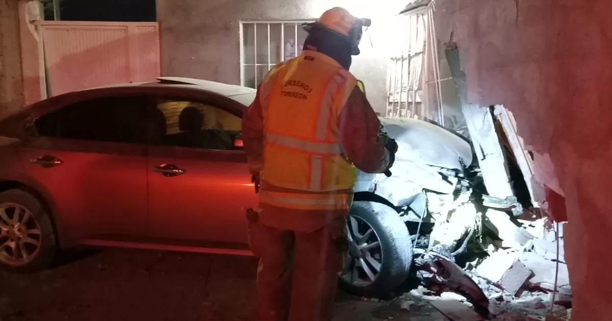 Joven pierde el control al volante y destruye casa al oriente de Torreón