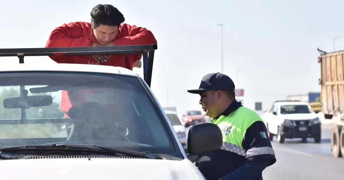 Los controles de velocidad se llevan a cabo en horarios de alta afluencia vehicular, específicamente de 7:30 a 8:30 de la mañana y de 17:00 a 19:30 horas, para prevenir accidentes durante los picos de tráfico.