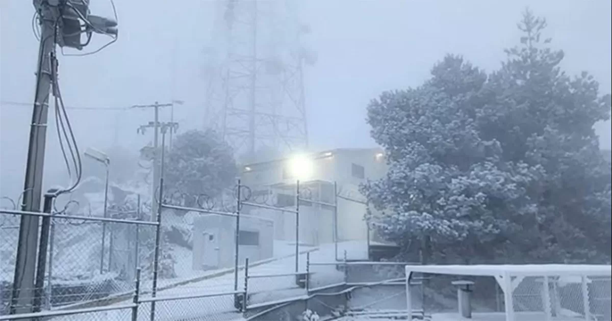 El Cerro de Jocotitlán recibe primera nevada y granizo sorprende en 7 estados
