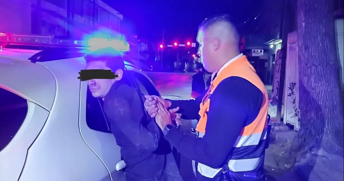 Agentes de vialidad detienen a hombre; golpeaba a su pareja en Torreón